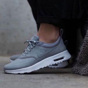 NIKE SIZE 7.5 WOMENS AIR MAX THEA